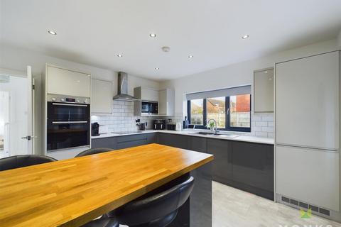 4 bedroom detached house for sale, Kingswood Crescent, Copthorne, Shrewsbury