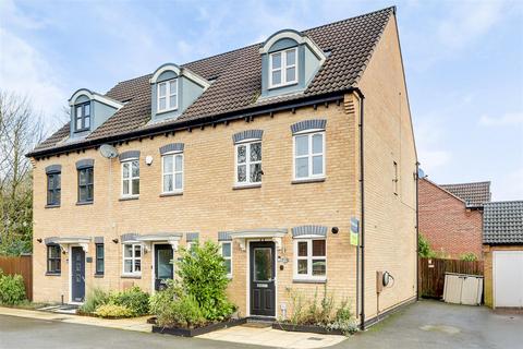 3 bedroom end of terrace house for sale, Justinian Close, Hucknall NG15