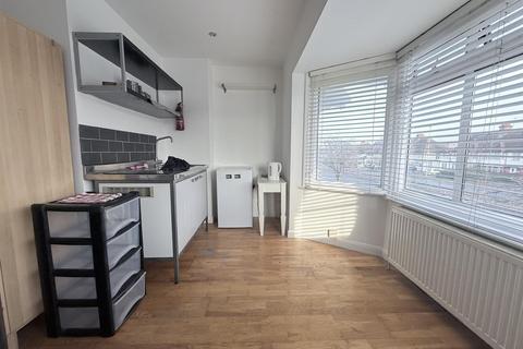 Studio to rent, Hendon Way, Golders Green