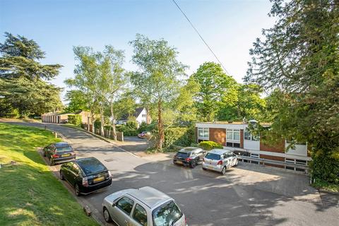 2 The Pines, Purley, CR8 2DZ