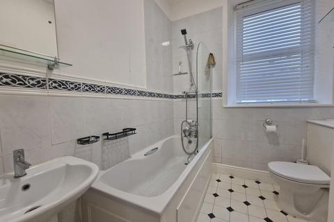 2 bedroom flat to rent, Prince of Wales Terrace, Deal, CT14