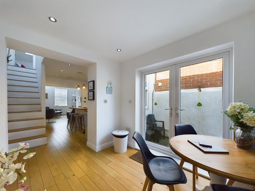 Dining 2.jpg