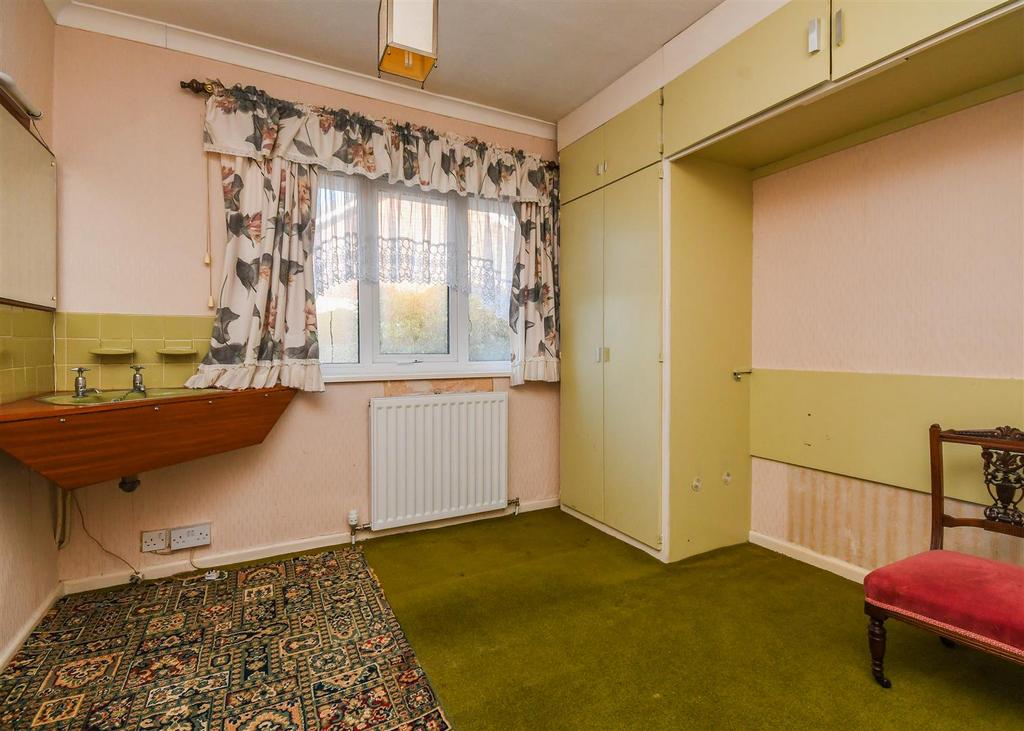 9 Balmoral Drive - Bedroom 1.jpg
