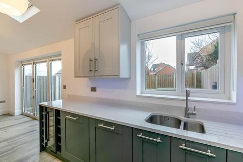 4 bedroom semi-detached house to rent, Scotchman Lane, Morley