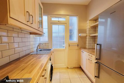 2 bedroom flat for sale, Broomfield Avenue, Palmers Green, N13