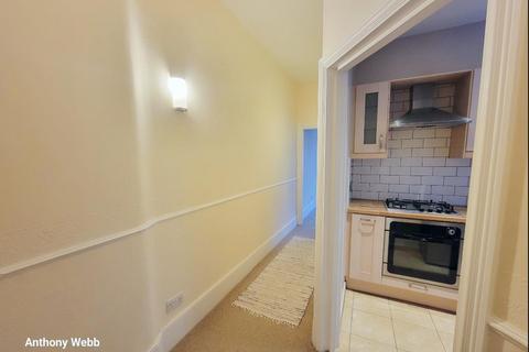 2 bedroom flat for sale, Broomfield Avenue, Palmers Green, N13