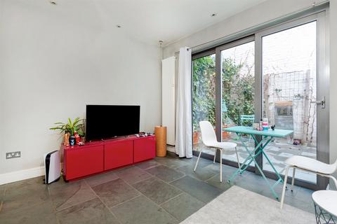 2 bedroom flat for sale, Stephendale Road, London, SW6