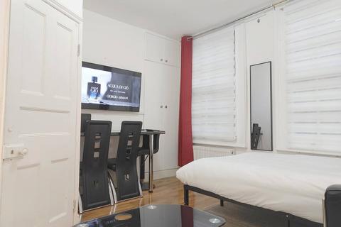 Studio to rent, Essex Road, Angel, Islington, London, N1