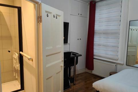 Studio to rent, Essex Road, Angel, Islington, London, N1