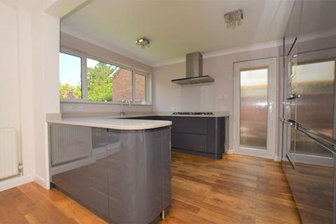 4 bedroom detached house to rent, Coniston Way, Reigate RH2