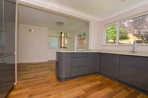 4 bedroom detached house to rent, Coniston Way, Reigate RH2