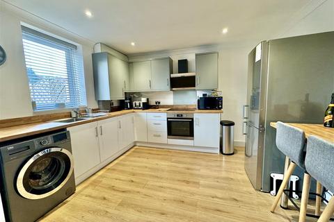 127 Greenside, Mapplewell, Barnsley, S75 6AX