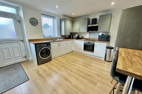127 Greenside, Mapplewell, Barnsley, S75 6AX