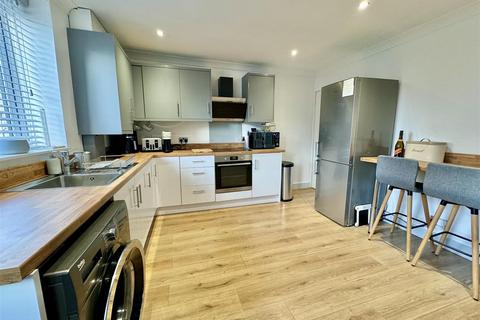 127 Greenside, Mapplewell, Barnsley, S75 6AX