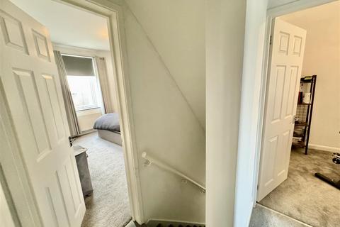 127 Greenside, Mapplewell, Barnsley, S75 6AX