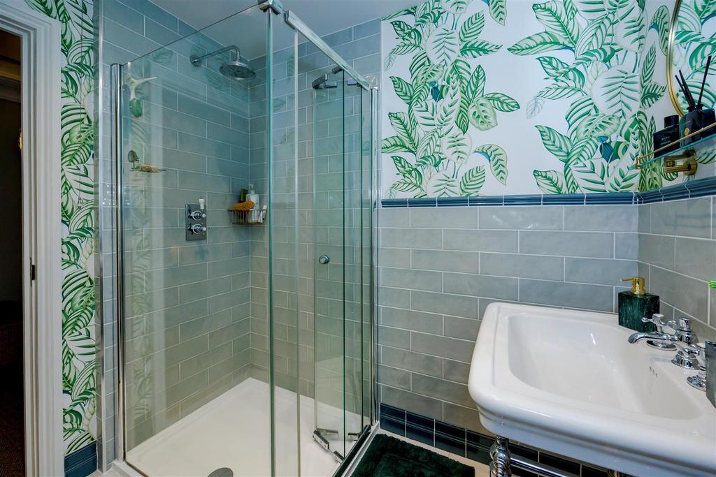 Family bathroom 1.1 1 N9 A2706.jpg