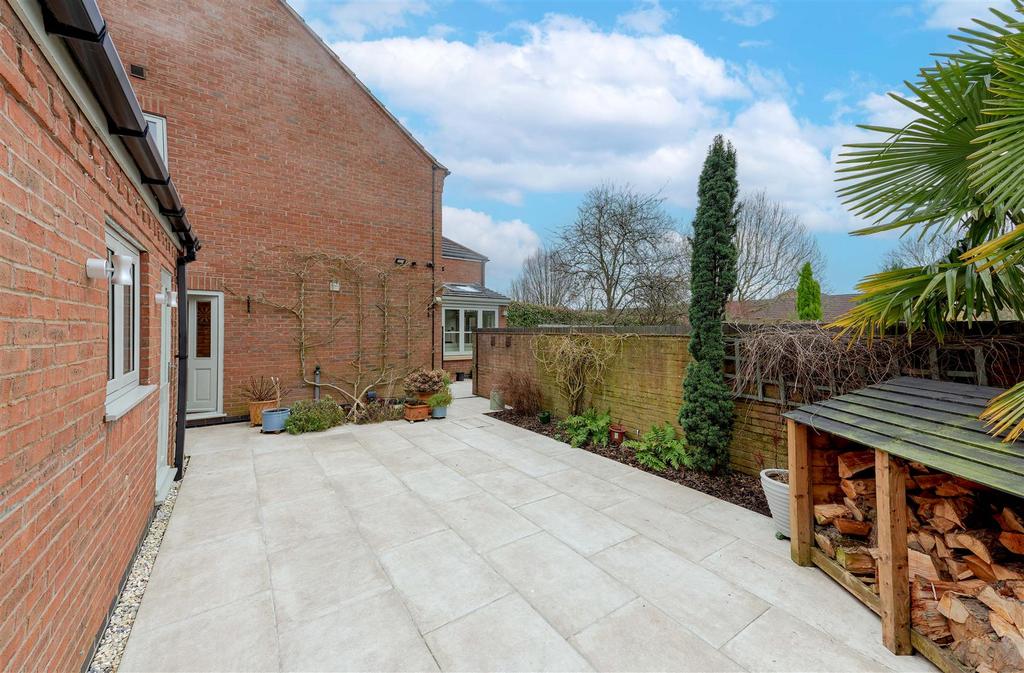 Side of house sun patio1 N9 A2472-CR3-20250118-Dx O D