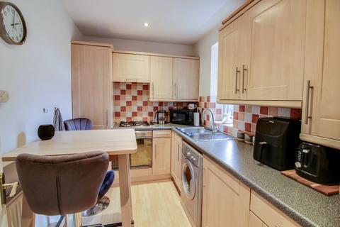 2 bedroom flat for sale, Moseley Wood Drive, Cookridge, Leeds, West Yorkshire, LS16