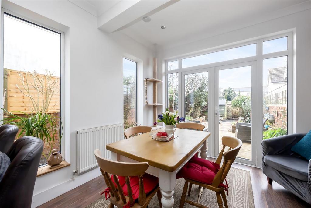 Navarino Road, 15-025.jpg