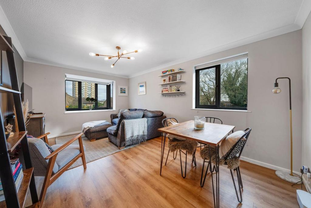 04-44fe81909 - Prop WPen - NS - 2 Ashurst Close SE2