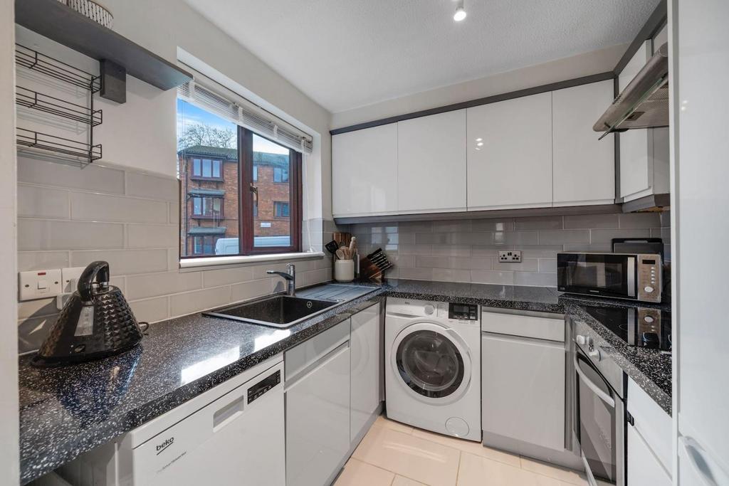 08-67fa81909 - Prop WPen - NS - 2 Ashurst Close SE2