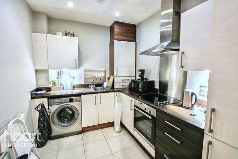 1 bedroom flat for sale, Shaw Close, STAINES-UPON-THAMES