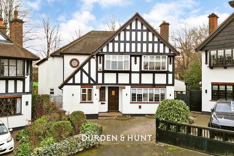 4 bedroom detached house for sale, Belmont Close, Woodford Green IG8