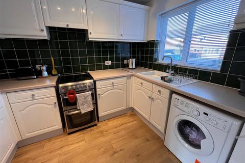 2 bedroom semi-detached house to rent, Manston Drive, Wellesbourne