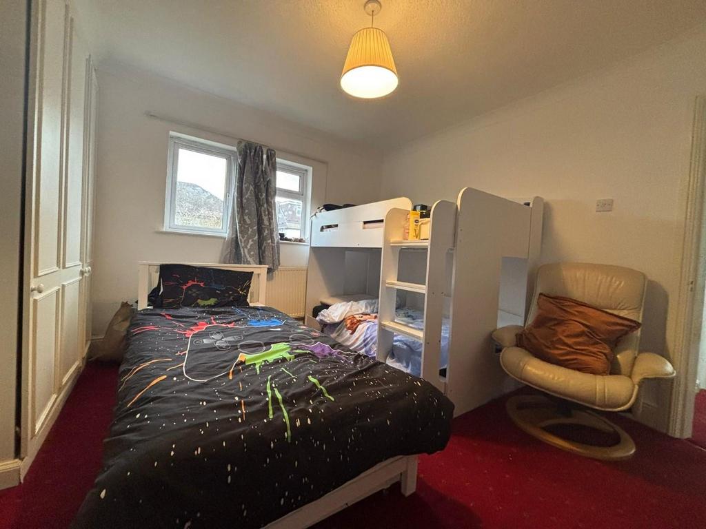 Bed 2.jpg