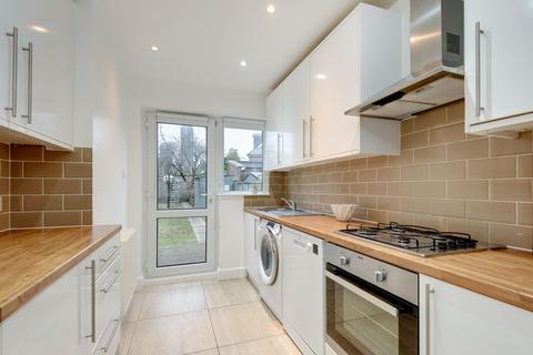 3 bedroom detached house to rent, Friars Gardens, London W3