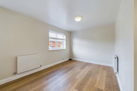 2 bedroom flat to rent, High Street, Tredworth