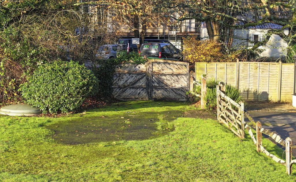 Broadford Bridge Road, West Chiltington, RN20 2 LF