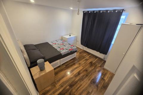 1 bedroom in a house share to rent, Woodstock Gardens, Ilford IG3