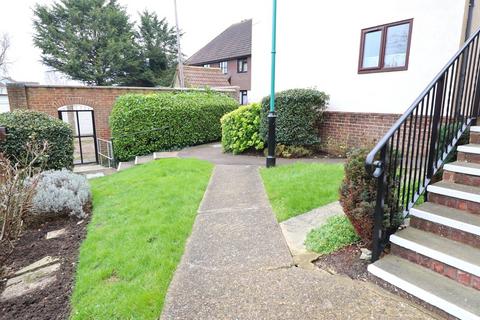 2 bedroom retirement property for sale, Hilltop Close, Rayleigh, SS6