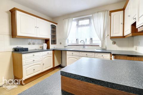 27 Silver Way, Romford, RM7 8EX