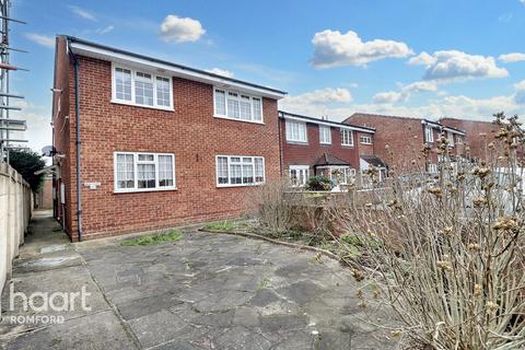 27 Silver Way, Romford, RM7 8EX