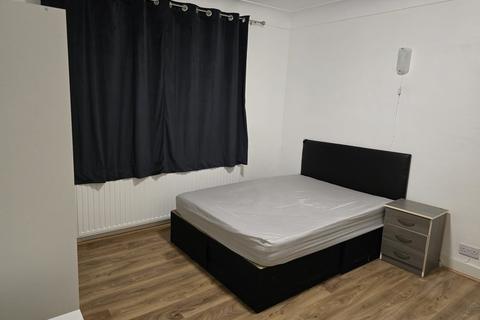 1 bedroom in a house share to rent, Castleview Gardens, Ilford IG1