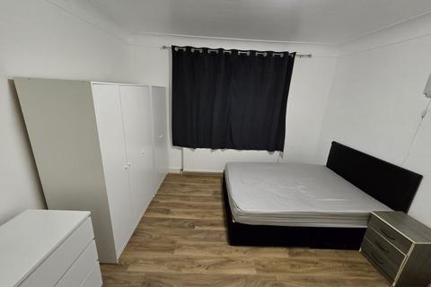 1 bedroom in a house share to rent, Castleview Gardens, Ilford IG1