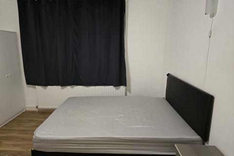 1 bedroom in a house share to rent, Castleview Gardens, Ilford IG1