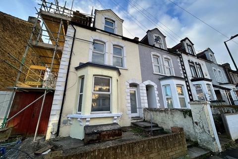 4 bedroom end of terrace house to rent, Grove Road, Rochester, Kent