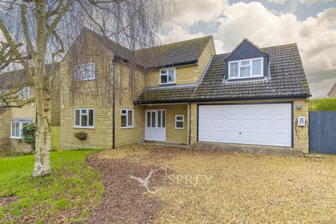 4 bedroom detached house to rent, Dovecote Close, Oakham LE15