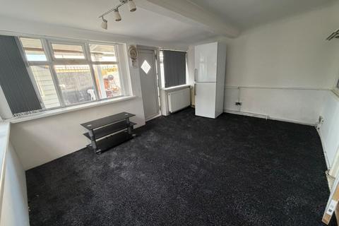 3 bedroom ground floor maisonette to rent, Harlington Road West, Feltham