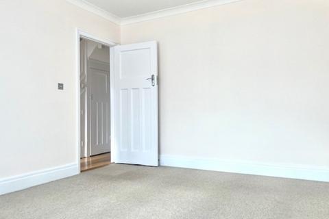 3 bedroom semi-detached house to rent, The Avenue, Harrow