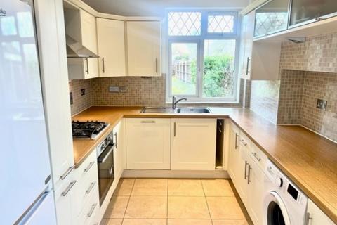 3 bedroom semi-detached house to rent, The Avenue