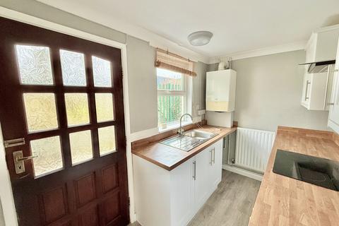 2 bedroom end of terrace house to rent, Smith Street, Balderton