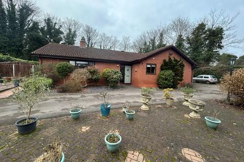 3 bedroom detached bungalow to rent, Hewell Road, Barnt Green