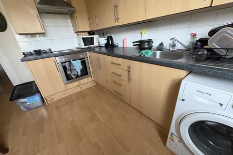 2 bedroom flat share to rent, Gordon Road, London W13