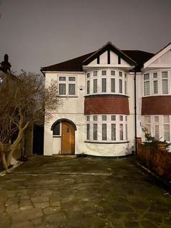 3 bedroom terraced house to rent, Ilford IG6