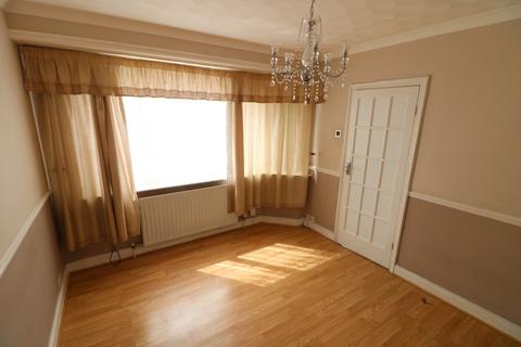 4 bedroom semi-detached house to rent, Rushden Gardens, Ilford IG5