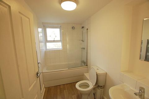 3 bedroom flat to rent, Fairway Close, Bristol BS30